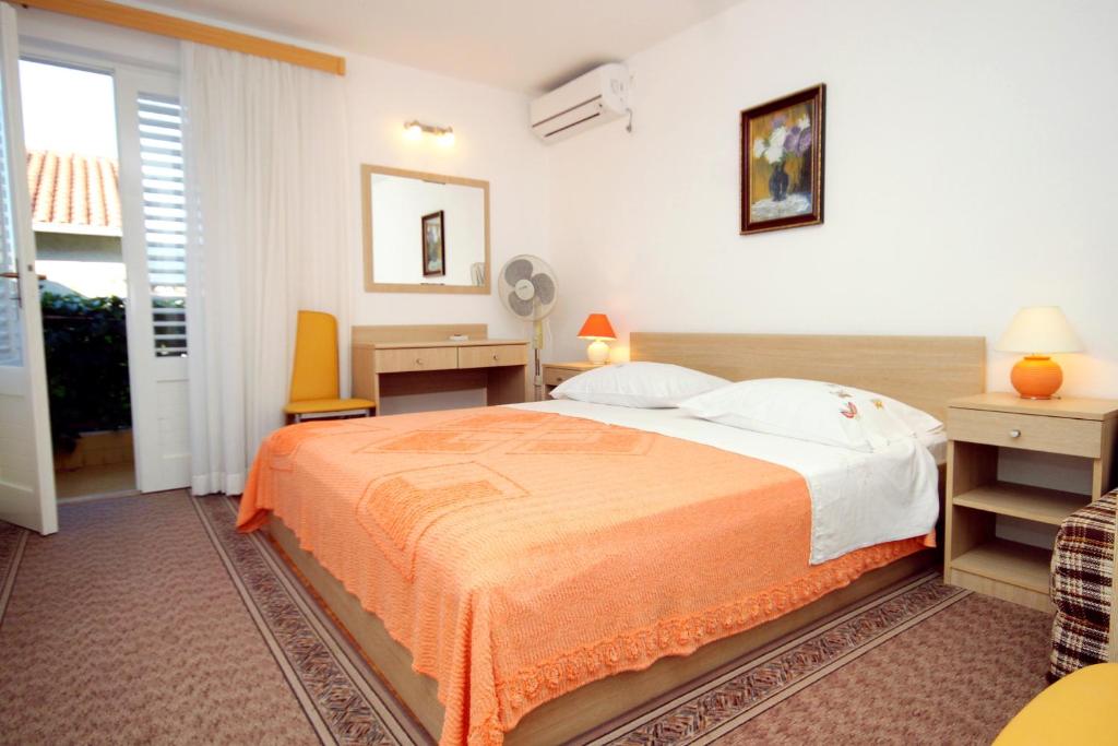 Posteľ alebo postele v izbe v ubytovaní Apartments and rooms by the sea Vrboska (Hvar) - 540