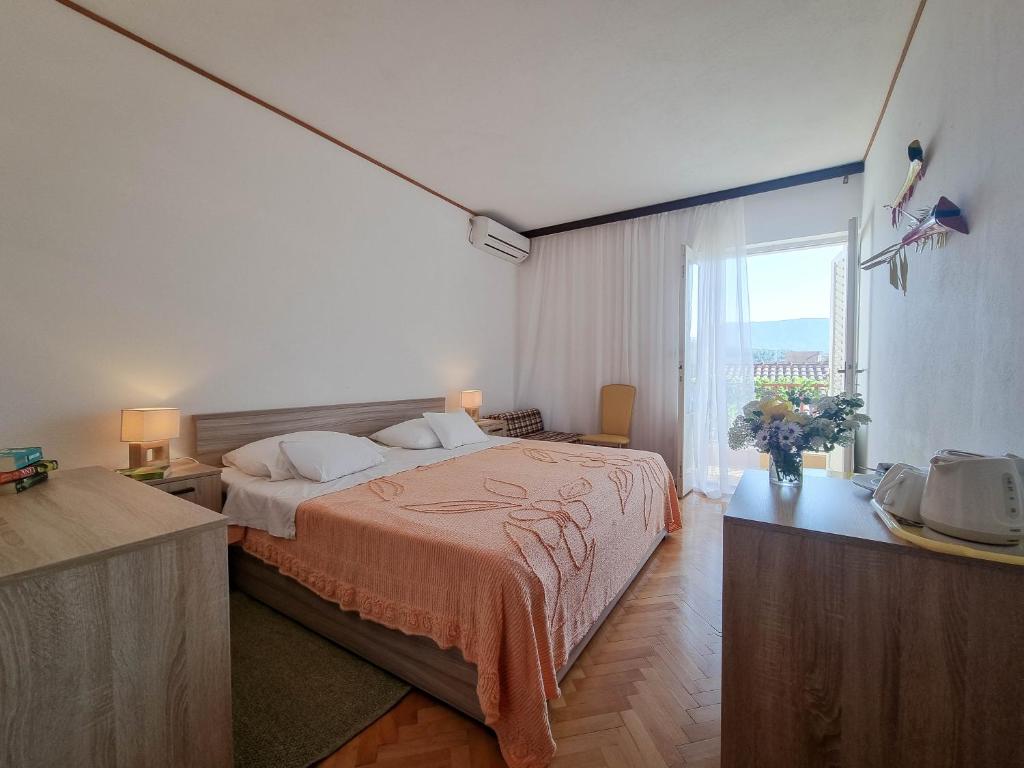 Posteľ alebo postele v izbe v ubytovaní Apartments and rooms by the sea Vrboska (Hvar) - 540