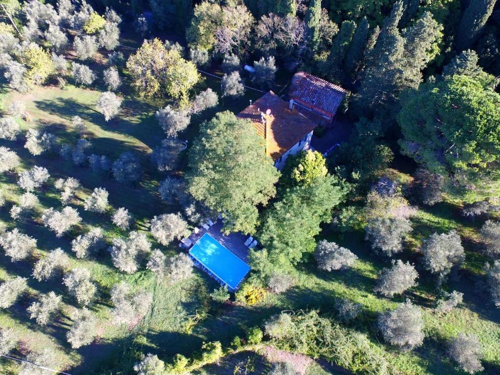 una vista aérea de una casa en un bosque en Belvilla by OYO Casa Prati, en Ghizzano