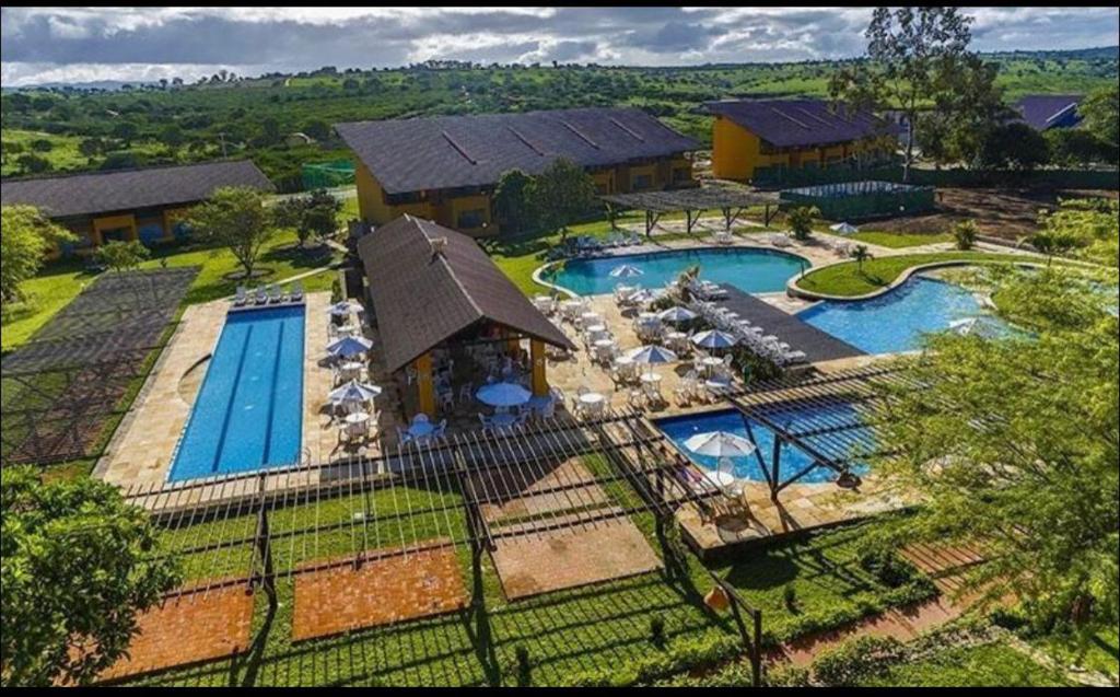 an aerial view of a resort with two swimming pools at Flat Winterville Aconchegante próximo as piscinas in Gravatá