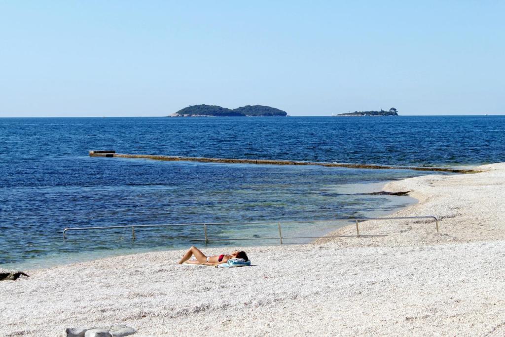 Zdjęcie z galerii obiektu Quadruple Room Rovinj 13591h w Rovinj