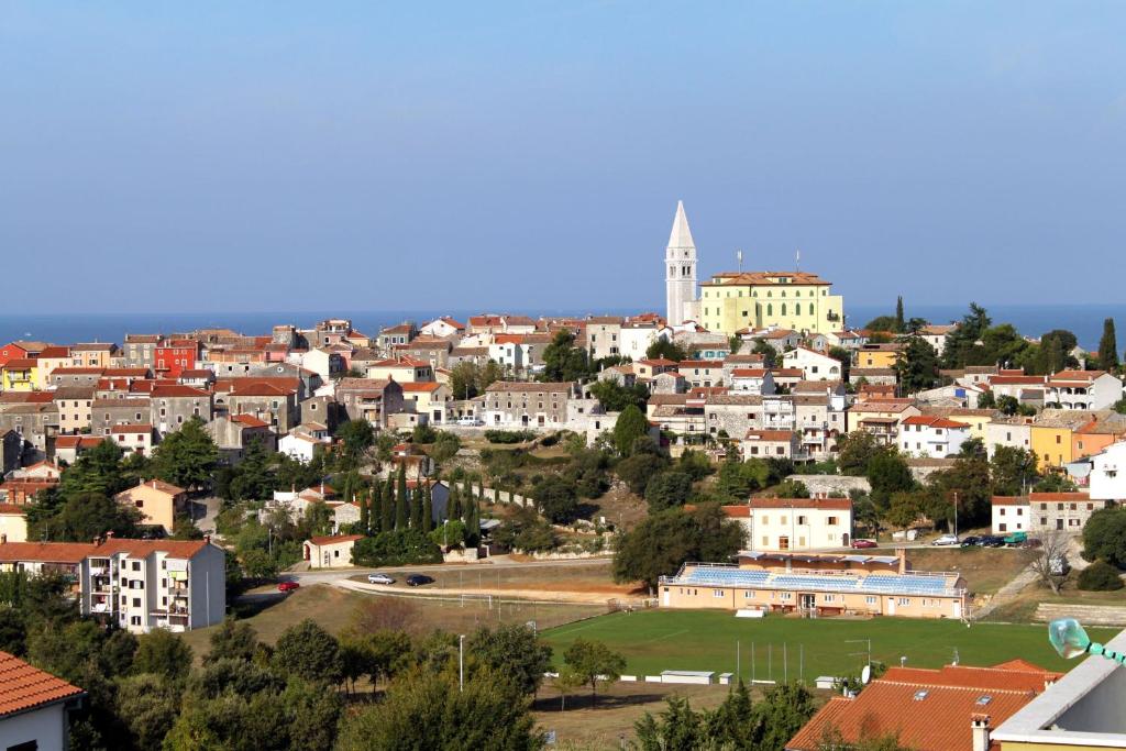 Nespecifikovaný výhled na destinaci Vrsar nebo výhled na město při pohledu z apartmánu