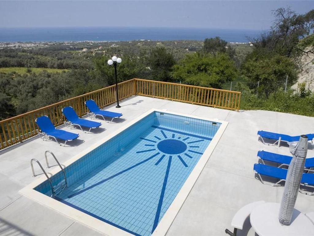 Bazén v ubytovaní Holiday house for 10 persons, with swimming pool alebo v jeho blízkosti