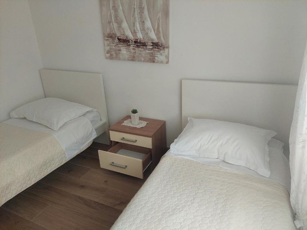 Posteľ alebo postele v izbe v ubytovaní Secluded fisherman's cottage Lavdara, Dugi otok - 396