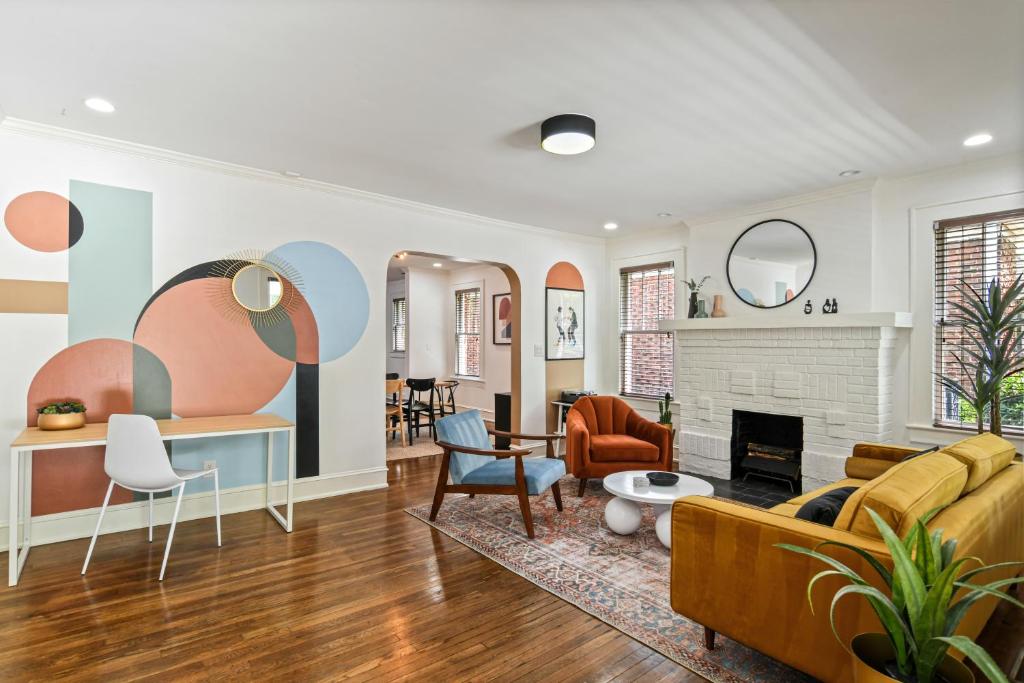 ein Wohnzimmer mit einem Sofa und einem Kamin in der Unterkunft SUN LIT BUNGALOW with GOOD VIBES AND LOTS OF WINE - DesignedByDom in Atlanta