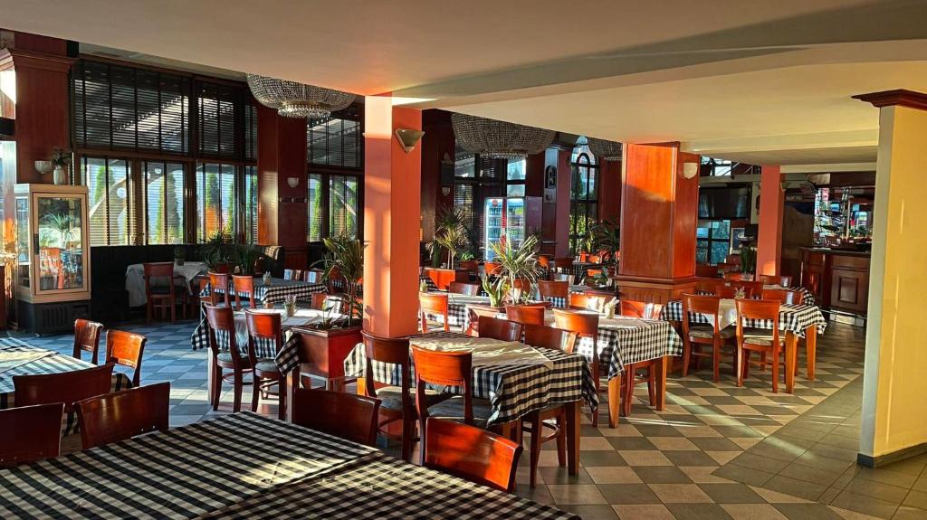 Restaurace v ubytování Hotel Emka