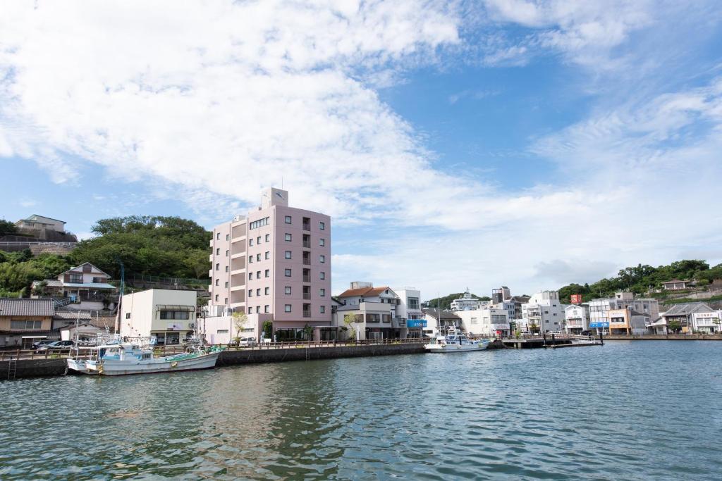 un edificio in mezzo a un corpo d'acqua di Iki Marina Hotel a Iki