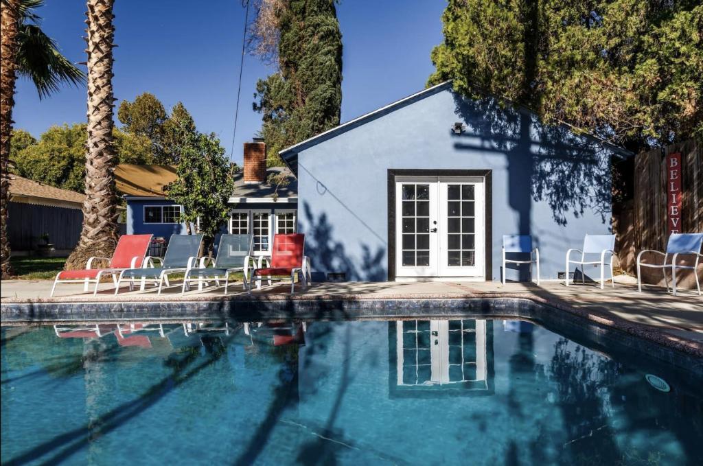 een zwembad met stoelen en een huis bij Le Bleu House - Newly Designed 3BR HOUSE & POOL by Topanga in Los Angeles
