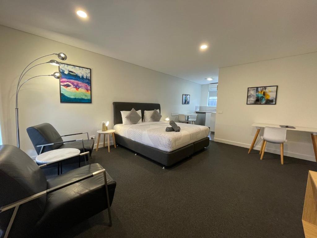 Una cama o camas en una habitación de Coastal Motel