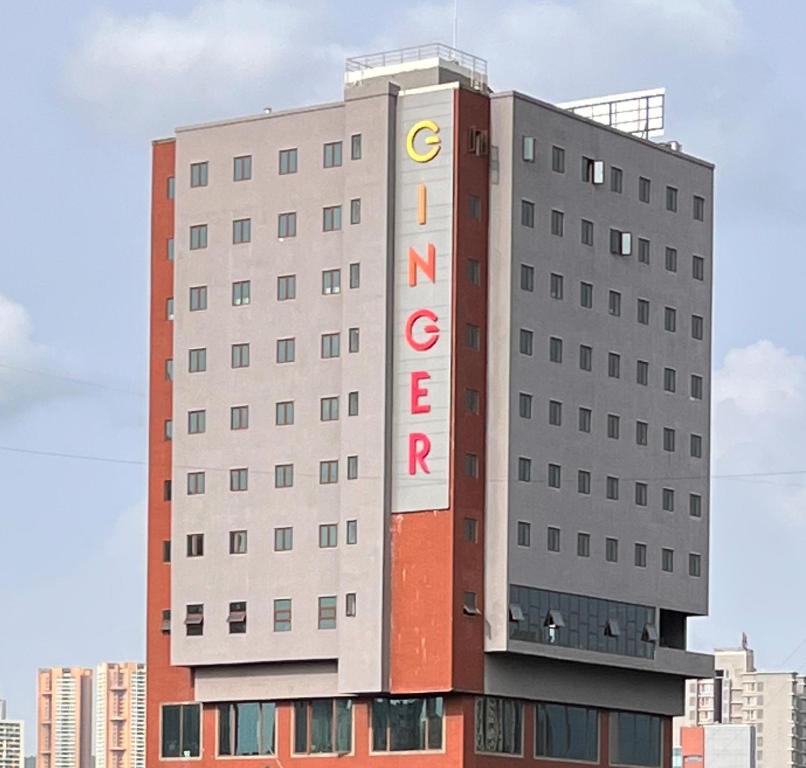 un edificio con un cartel en el costado en Ginger Mumbai, Goregaon, en Bombay