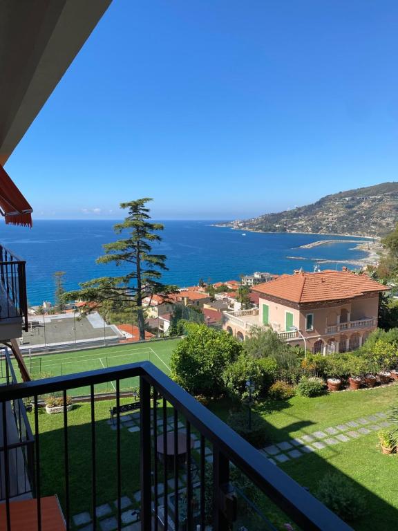 Vom Balkon eines Hauses genießen Sie Meerblick. in der Unterkunft Ferienwohnung Pepiniere in Ospedaletti