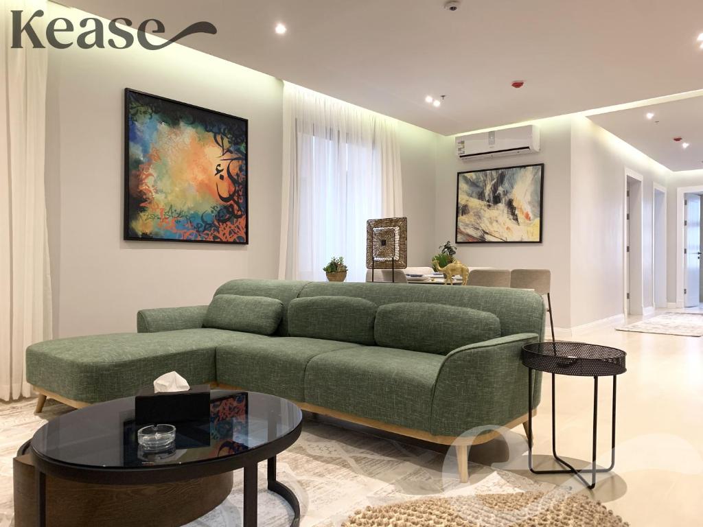 uma sala de estar com um sofá verde e uma mesa em Kease Malqa A-6 Royal Touch XZ56 em Riyadh