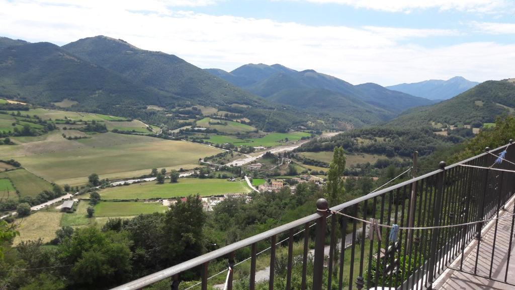 une vue sur une vallée depuis un pont suspendu dans l'établissement Hotel Brufa, à Monteleone di Spoleto