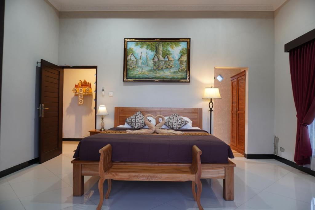 Postel nebo postele na pokoji v ubytování Puri Bisma Ubud - 4 Bedroom PRIVATE VILLA - 10 min walking to Ubud Center