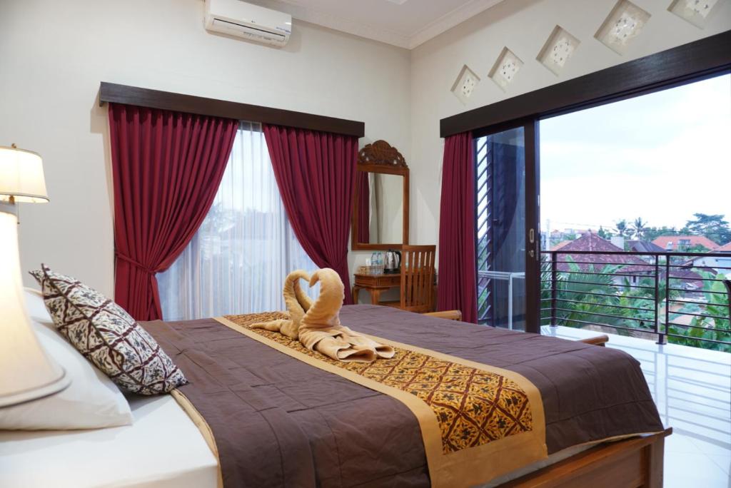 Postel nebo postele na pokoji v ubytování Puri Bisma Ubud - 4 Bedroom PRIVATE VILLA - 10 min walking to Ubud Center