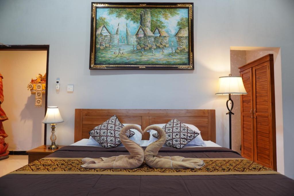 Postel nebo postele na pokoji v ubytování Puri Bisma Ubud - 4 Bedroom PRIVATE VILLA - 10 min walking to Ubud Center