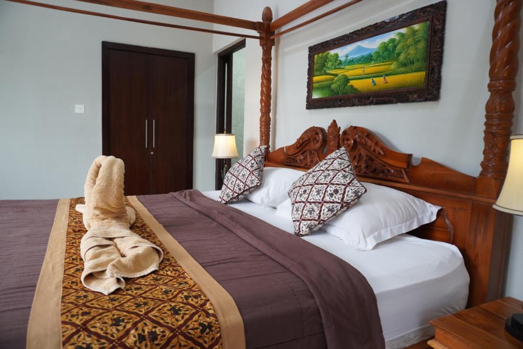 Postel nebo postele na pokoji v ubytování Puri Bisma Ubud - 4 Bedroom PRIVATE VILLA - 10 min walking to Ubud Center
