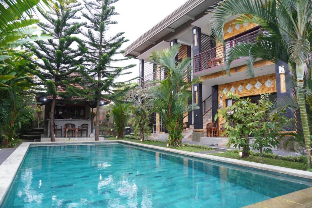 Bazén v ubytování Puri Bisma Ubud - 4 Bedroom PRIVATE VILLA - 10 min walking to Ubud Center nebo v jeho okolí