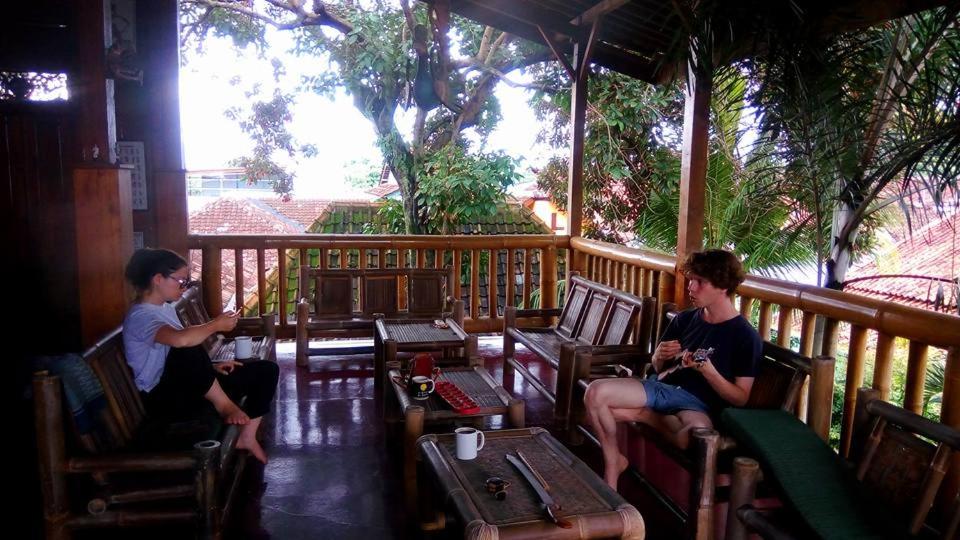 dos personas sentadas en una mesa en un restaurante en Teak house en Timuran