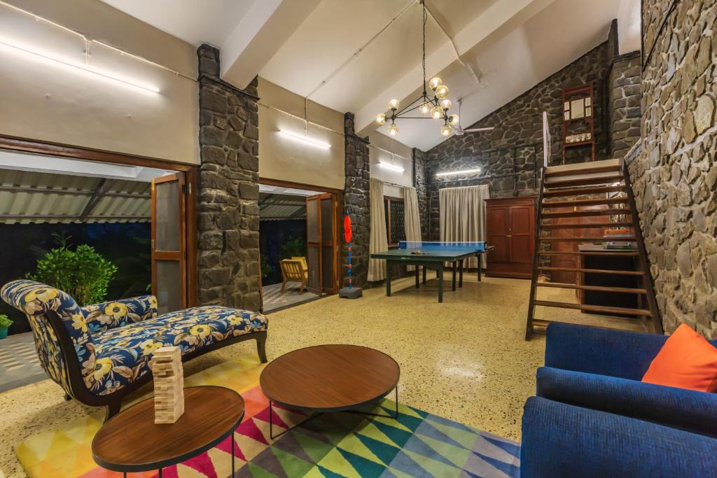 Posezení v ubytování SaffronStays Inverlochy, Lonavala - Charming Villa In Peaceful & Quiet Surroundings, Jacuzzi