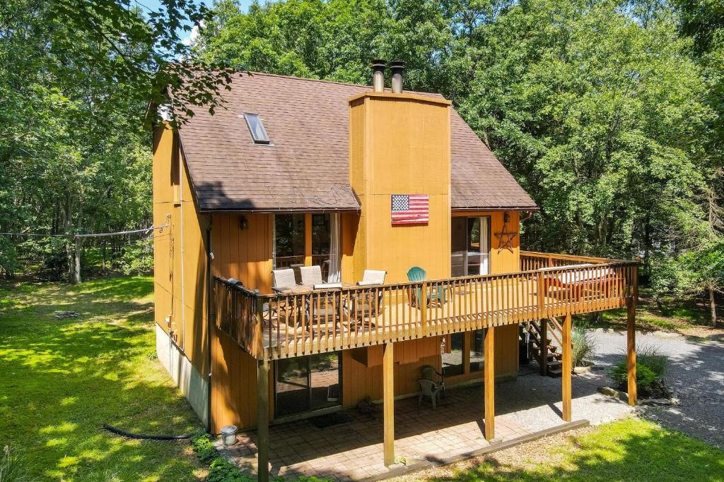 una casa con terraza en el patio en The Burrow en Jim Thorpe