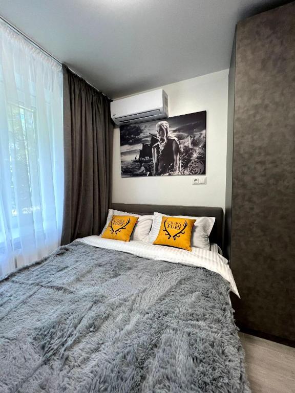 MYFREEDOM Апартаменти Солом'янський район في كييف: غرفة نوم بسرير كبير مع مخدات صفراء