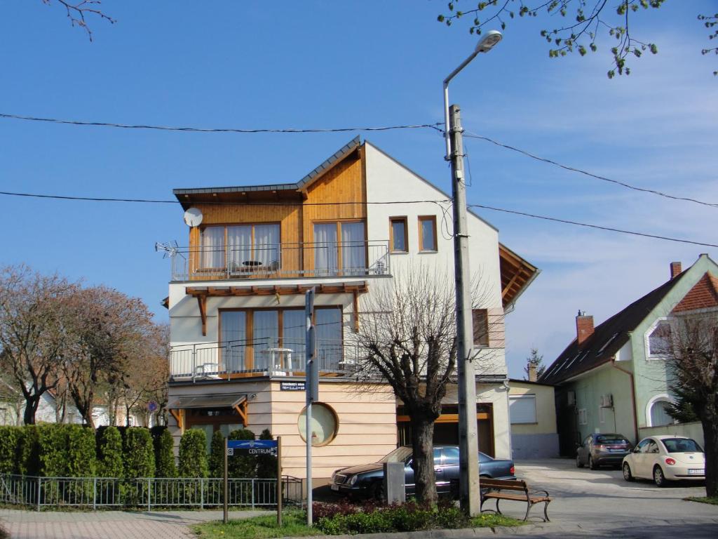 una casa antigua con balcón en una calle en Ferienwohnung, en Hévíz