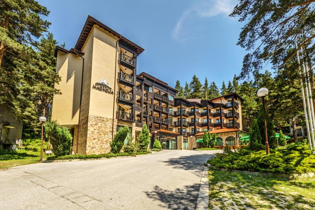 an exterior view of a resort building with a driveway at Хотел Магнолия, Hotel Magnoliya in Panichishte