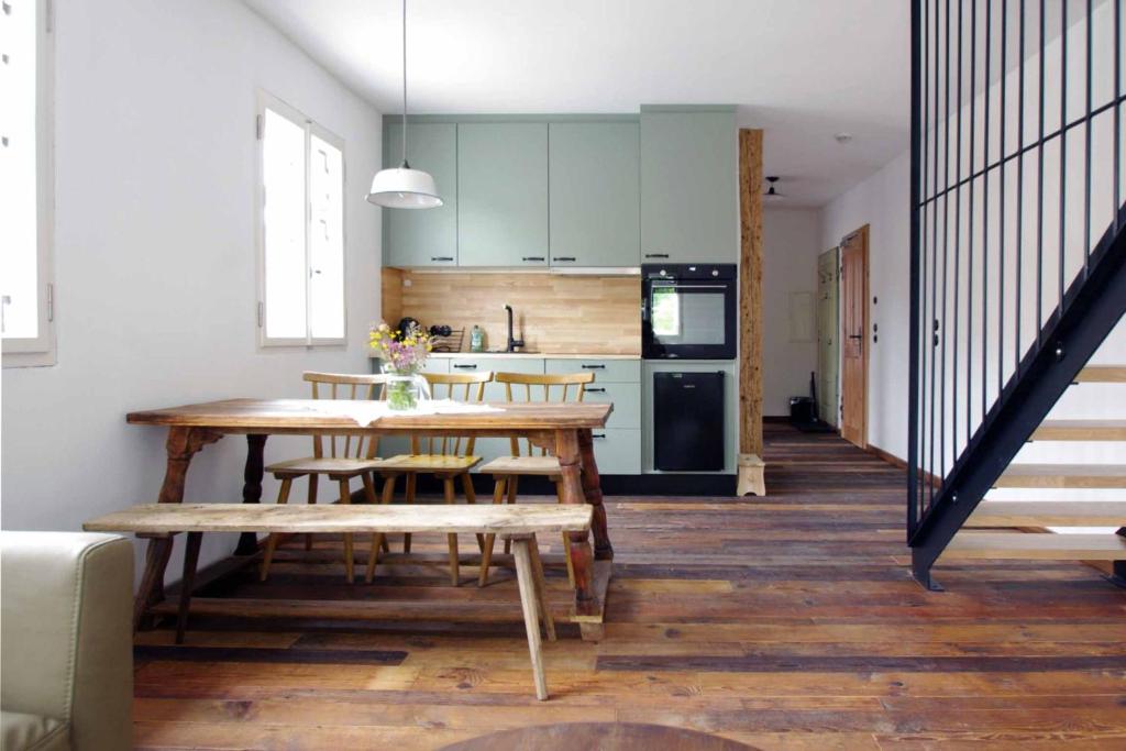 eine Küche und ein Esszimmer mit einem Tisch und Stühlen in der Unterkunft Ochsenhof in Mainleus