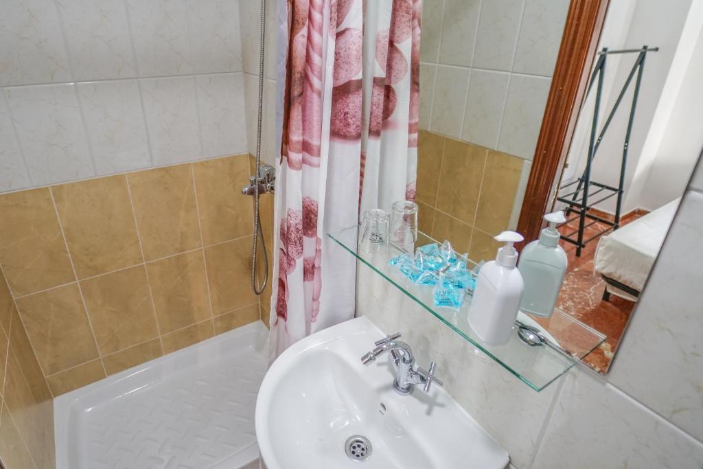 A bathroom at Hostal Nevot