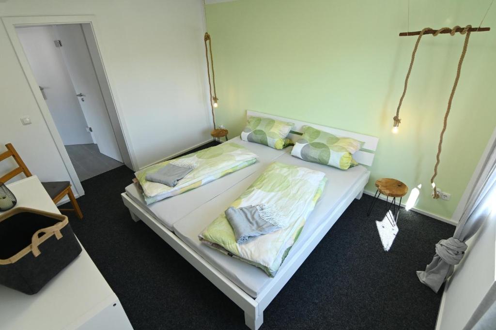 łóżko w pokoju z 2 poduszkami w obiekcie Gästehaus Achenbach w mieście Biedenkopf