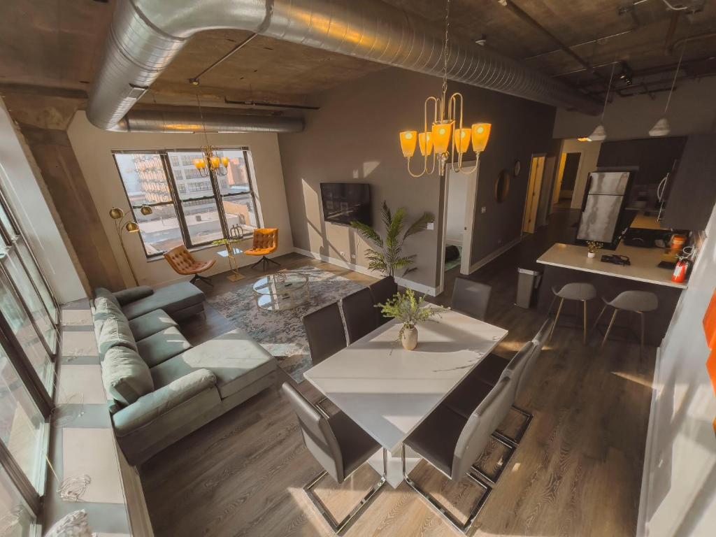 uma vista sobre uma sala de estar com uma mesa e um sofá em Spacious and Luxurious 3br/2ba near McCormick Place with optional parking em Chicago