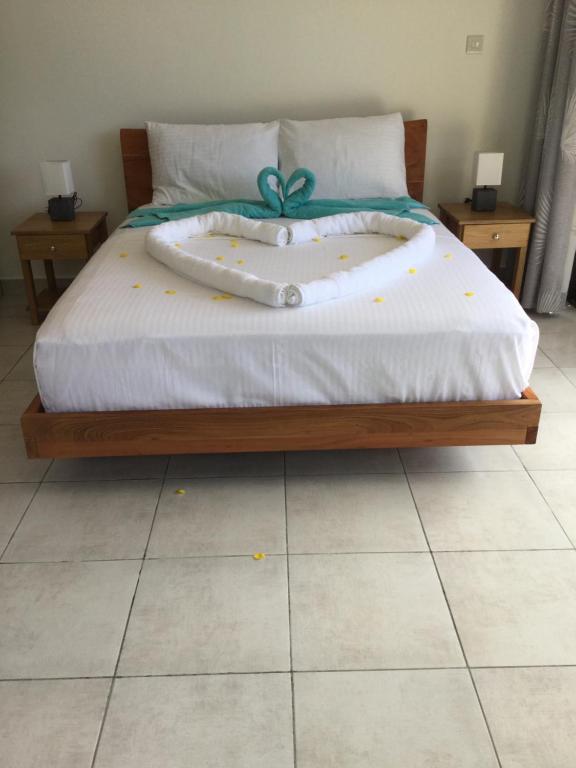Postel nebo postele na pokoji v ubytování Bougainvillas Seychelles