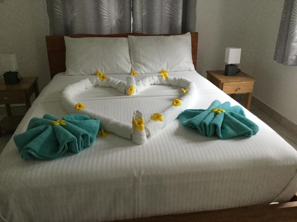 Postel nebo postele na pokoji v ubytování Bougainvillas Seychelles