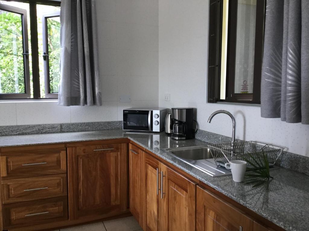 Kuchyň nebo kuchyňský kout v ubytování Bougainvillas Seychelles