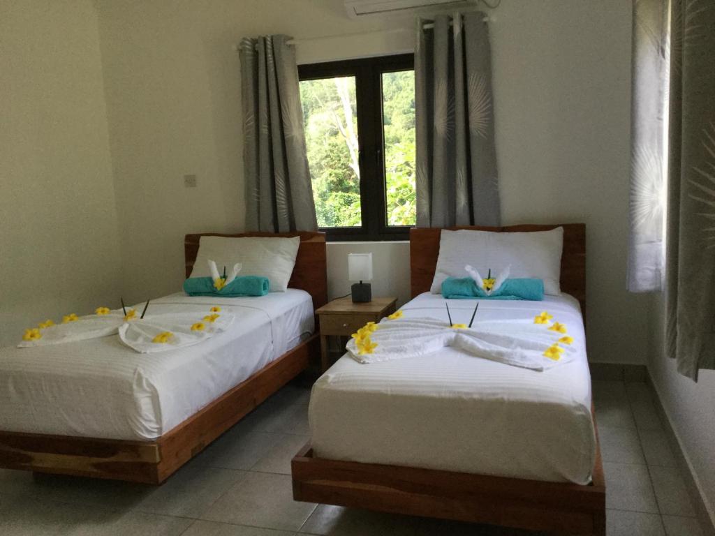 Postel nebo postele na pokoji v ubytování Bougainvillas Seychelles
