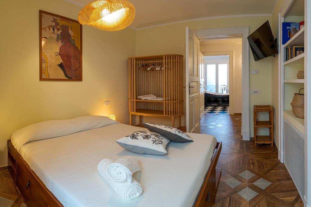 1 dormitorio con 1 cama con toallas en Suite Donna Vita, en Martina Franca