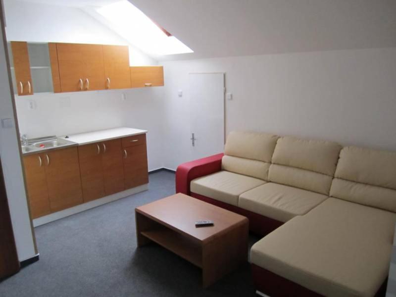 een woonkamer met een bank en een salontafel bij Penzion Era in Zlín
