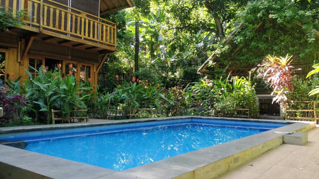 een zwembad in de tuin van een huis bij Villa Kong in Amed