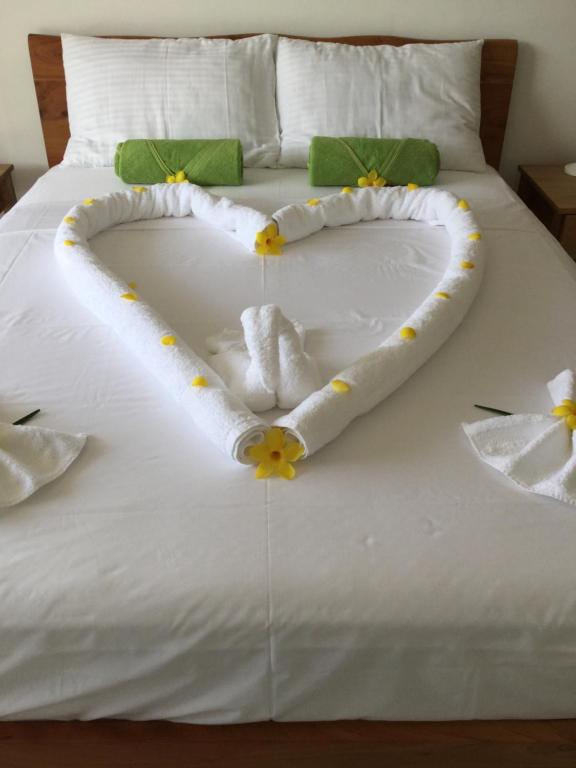 Postel nebo postele na pokoji v ubytování Bougainvillas Seychelles