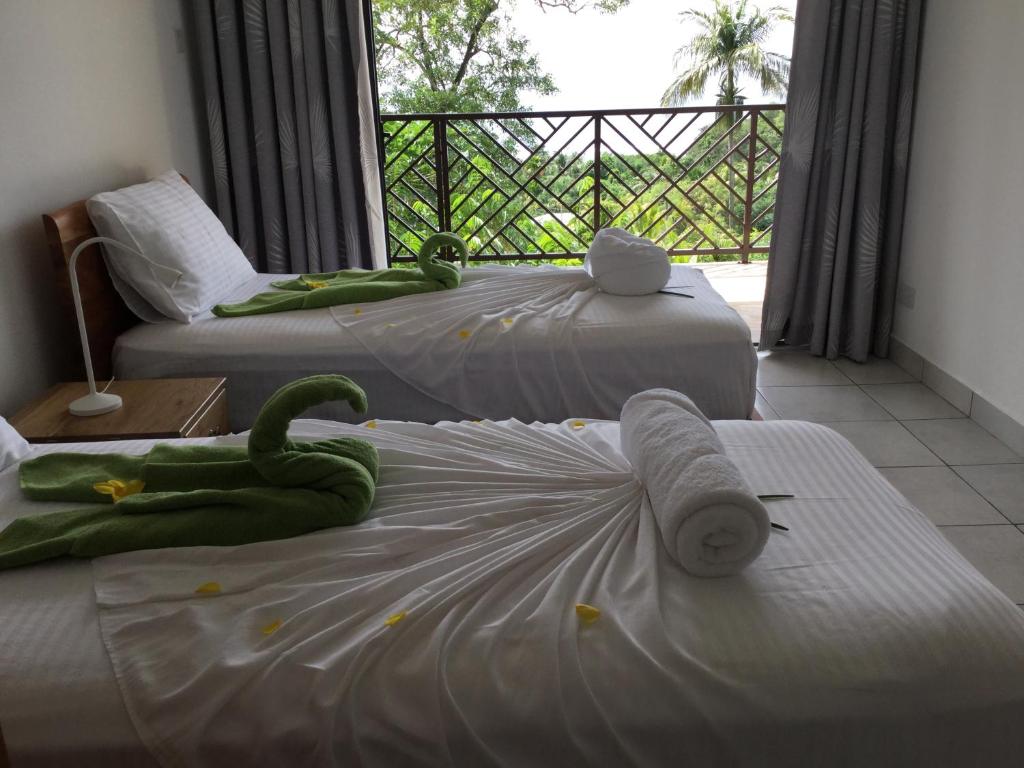 Postel nebo postele na pokoji v ubytování Bougainvillas Seychelles