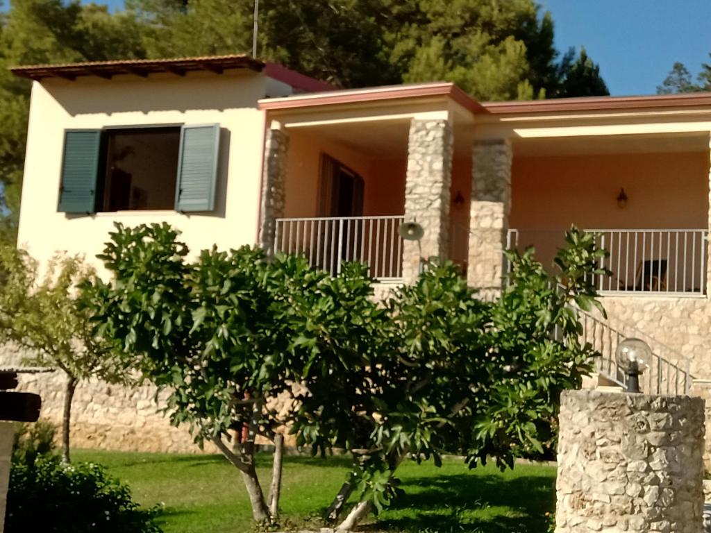 una casa con un árbol delante de ella en Villetta Crumisi, en Sannicola