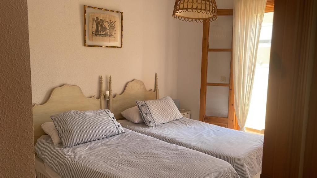 dwa łóżka ustawione obok siebie w sypialni w obiekcie Las marinas de Vera, Almeria w mieście Vera