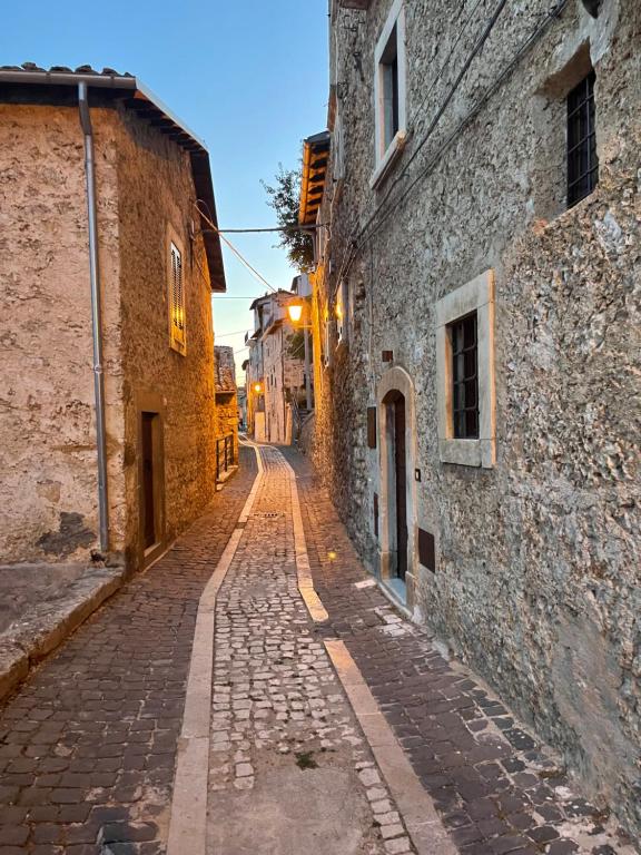 een steegje in een oude stad bij zonsondergang bij La casa di mezzo in Calascio