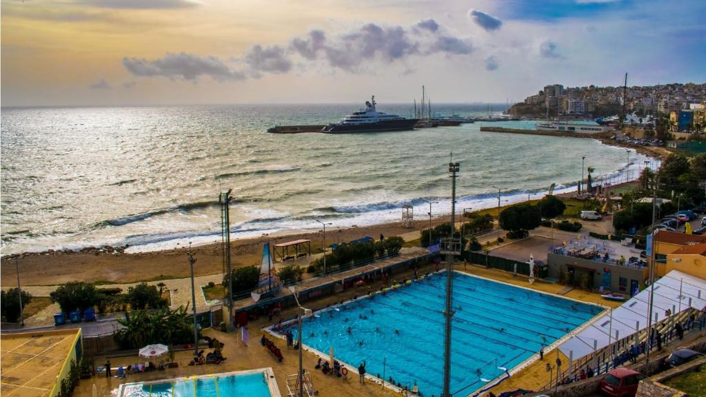 Bazén v ubytování Piraeus Bright Apt nebo v jeho okolí