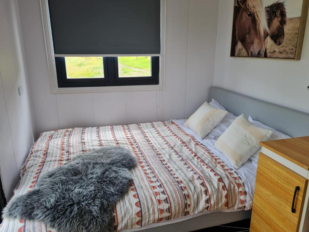 Postel nebo postele na pokoji v ubytování Tiny Home - Redbird