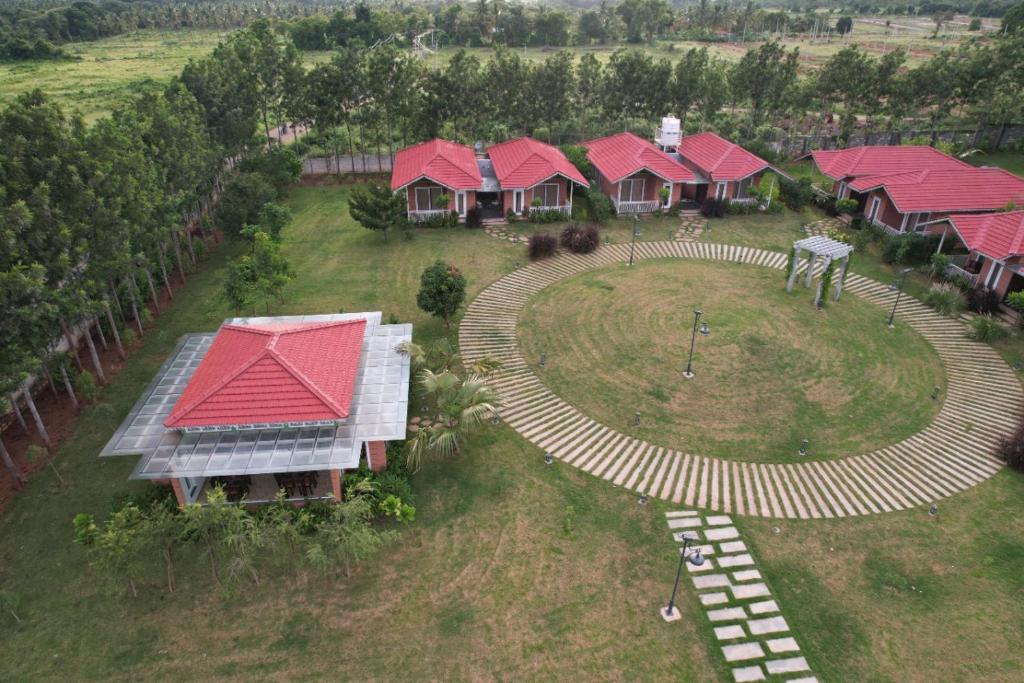 widok z góry na dom z czerwonymi dachami w obiekcie vihangama Home Stay w mieście Chāmundi