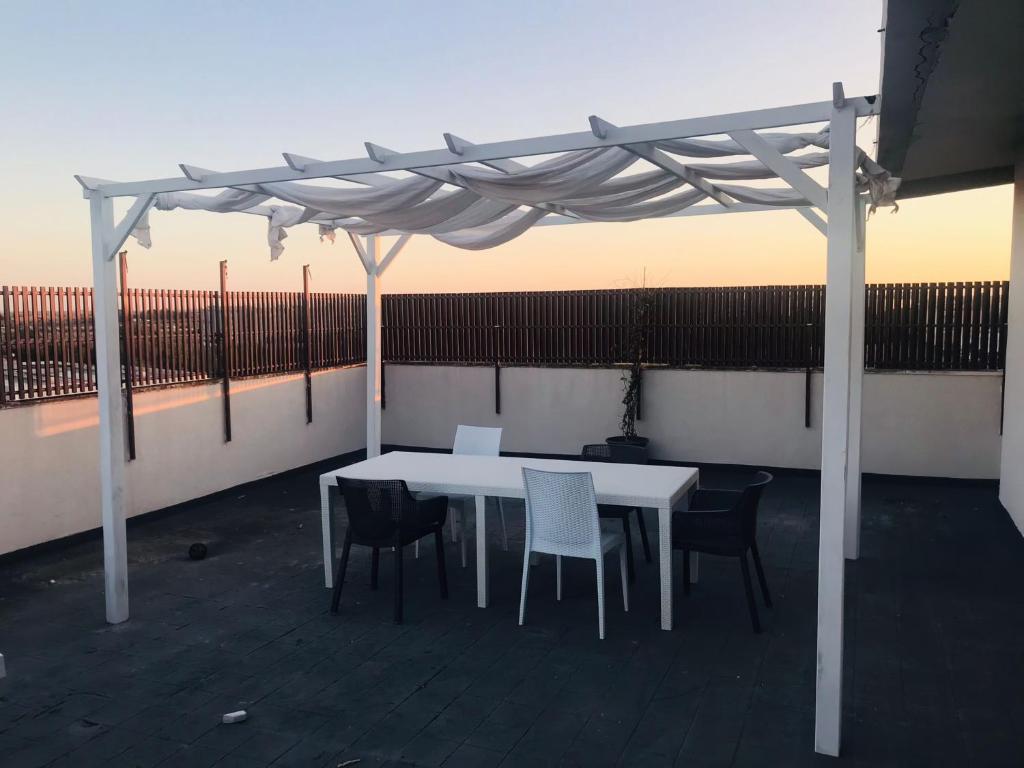 Balkon lub taras w obiekcie Luxus P4T Family 3 bedroom with Pool, tennis court and sauna