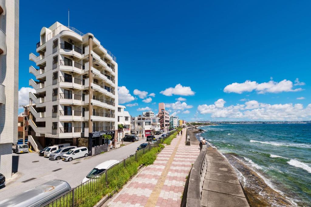 北谷町美国日落酒店的海边的街道,有建筑