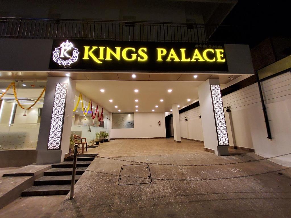 un palacio de reyes con una señal de palacio de reyes en Kings Palace en Chennai